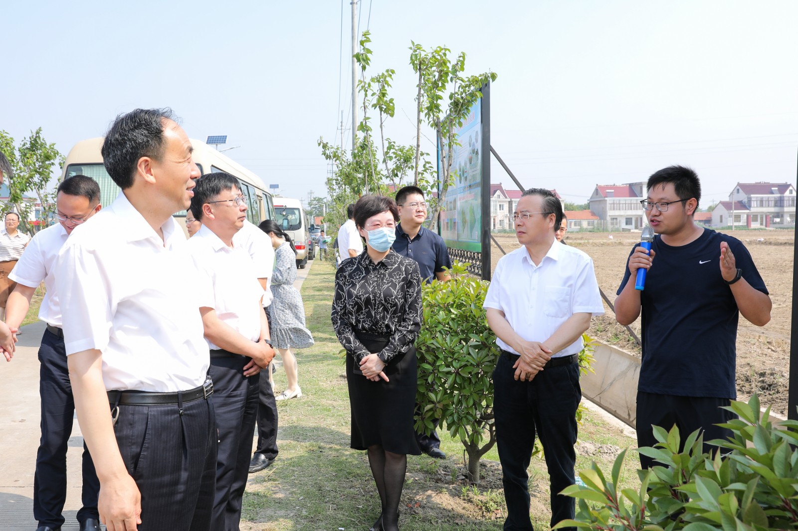 在海门区四甲镇头桥村和通州区石港镇睹史院村,姜永华察看了乡村振兴