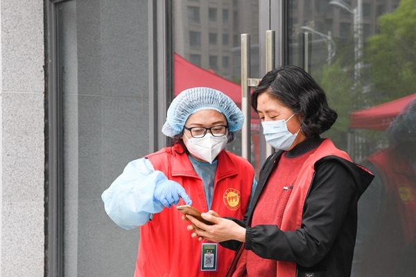 "近日,在海安西高速出口再次遇见王美琴时,值班干警玩笑般地说道.