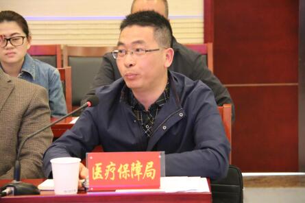 图为医保局长袁兵现场回答代表询问(宋爱武)