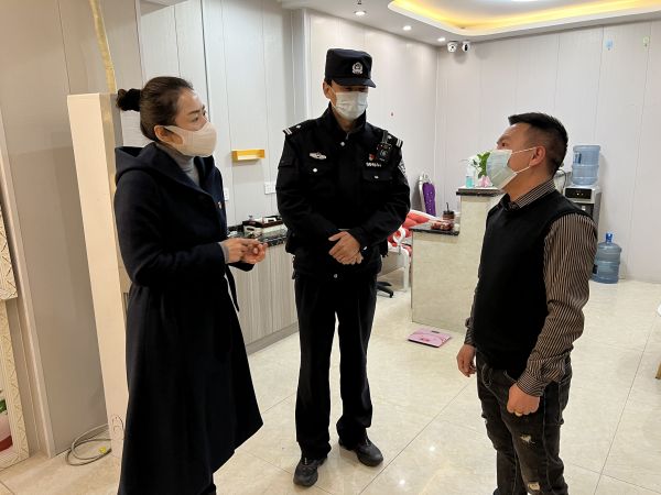 马海莲与公安部门联合防疫督查.jpg