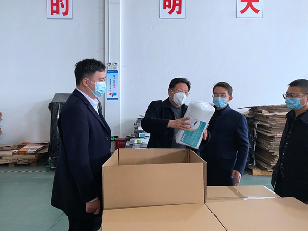 走在抗击疫情的前沿，奔走在村组、企业、集镇、医院、超市。.jpg